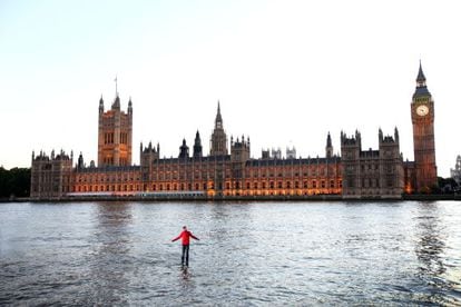 El mago brit&aacute;nico Dynamo caminando sobre las aguas del T&aacute;mesis.