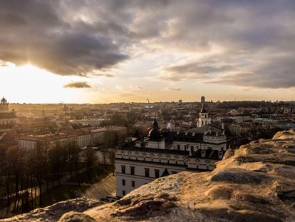 Vista del casco histórico de Vilnius (Lituania) al atardecer desde lo alto de la colina del castillo.