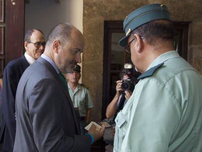 El diputado del PP David Serra, a su llegada al TSJ valenciano. 