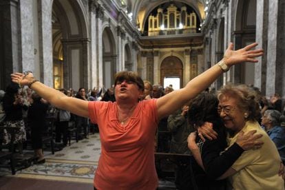 Fieles en la catedral de Buenos Aires celebran la elecci&oacute;n de Bergoglio