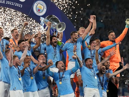 Ilkay Gündogan levanta el trofeo de campeón de la Champions League junto a sus compañeros del Manchester City.