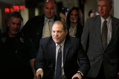 Harvey Weinstein llega a un tribunal de Manhattan donde se llevó a cabo uno de sus juicios por violación en febrero de 2020.