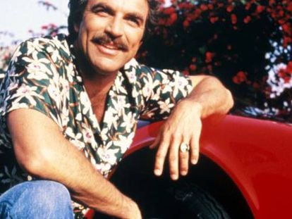 Tom Selleck junto al Ferrari 308 GTS que conduc&iacute;a en la serie de televisi&oacute;n &#039;Magnum&#039;