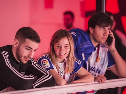 La jugadora profesional de FIFA Laura Moreno en el centro de la imagen con la camiseta del Real Zaragoza.