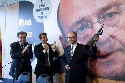 Ramon Besa recibe el premio de periodismo Manuel Vázquez Montalbán junto a Josep Maria Martí, decano del Colegio de Periodistas de Cataluña, y Joan Laporta.