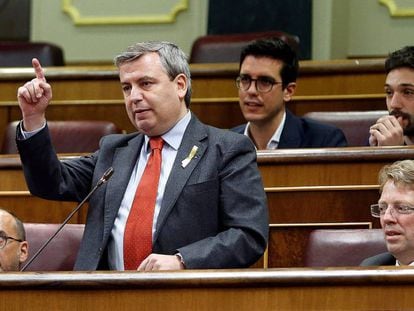 jordi Xuclà, acompañado a la izquieda de Carles Campuzano y a la derecha de Germà Bel, en una intervención en el Congreso en 2018.