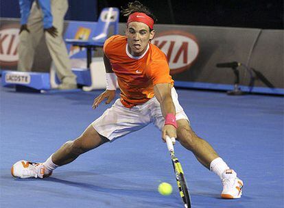 El tenista español llega apurado a una bola durante el partido ante Kohlschreiber