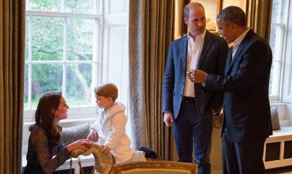Kate Middleton, el pr&iacute;ncipe Jorge, Guillermo de Cambridge y Barack Obama en el Palacio de Kensington.