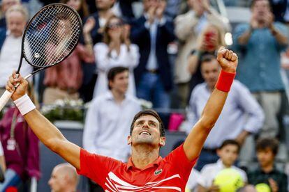 Djokovic celebra su triunfo contra Tsitsipas en Madrid.