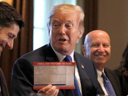 Donald Trump, mostrando formularios de impuestos, el pasado d&iacute;a 2 en la Casa Blanca.