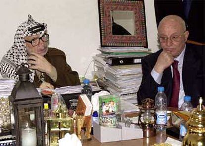 Yasir Arafat, junto a su primer ministro, Ahmed Qurei, en la reunión celebrada ayer en Ramala.