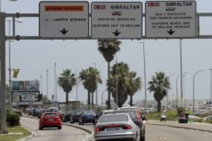 Una fila de coches esperando en La L&iacute;nea de la Concepci&oacute;n para pasar la frontera a Gibraltar.