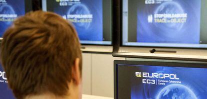Un agente de Europol revisa una página de abusos a niños en el cuartel general de este cuerpo en La Haya.