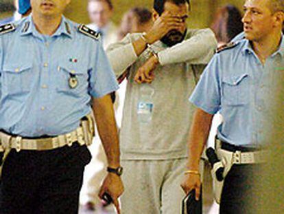 Rabei Osman el Sayed Ahmed, <i>El Egipcio, </i>es conducido ante el tribunal de Milán.