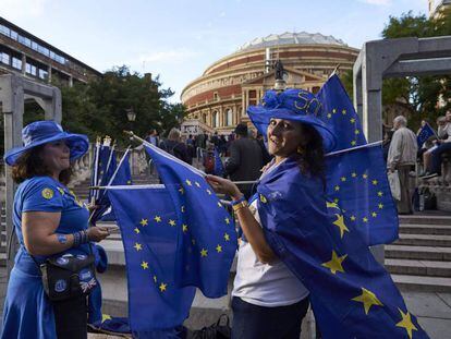 Manifestantes proeuropeos frente al Albert Hall de Londres.