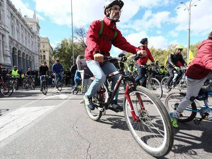 Ciclistas rodando este domingo por Madrid