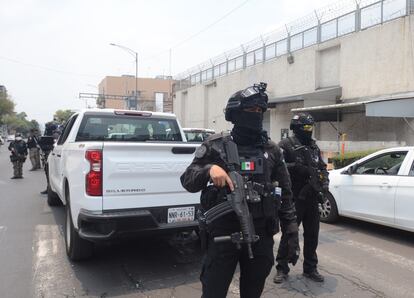 Agentes de la policía federal monitorean la llegada de "el Güero" Palma en el Centro Arraigo de la Ciudad de México.