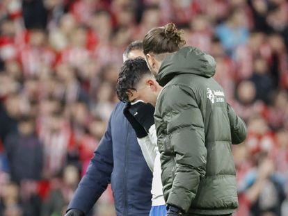 Pedri se retira lesionado entre lágrimas durante el partido de liga entre el FC Barcelona y el Athletic de Bilbao.