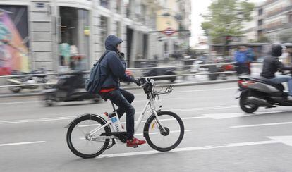 Un usuario de la bicicleta pública circula por el centro de la capital.