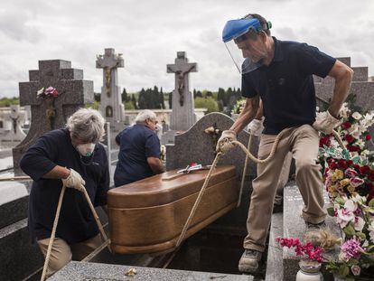 Enterradores bajan el ataúd de una fallecida por coronavirus a los 94 años en una residencia de ancianos, en el cementerio de la Almudena, Madrid, el 7 de abril de 2020.