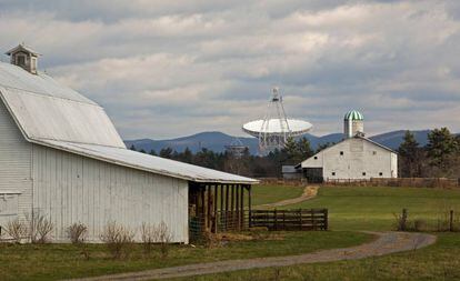 Granjas cercanas al observatorio nacional de Radioastronomía (al fondo), en Green Bank (West Virginia).