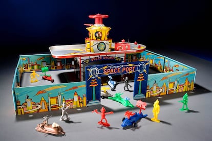 El puerto espacial oficial de 'Captain Video' con algunos de los juguetes inspirados en la serie.
