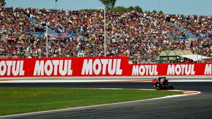 Miles de aficionados en las gradas del circuito Ricardo Tormo de Cheste (Valencia) donde mañana domingo 6 de noviembre, se disputa la última prueba del mundial.