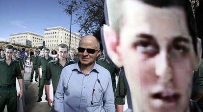 Noam Shalit, padre del soldado Gilad Shalit, entre retratos de su hijo en una protesta ayer en Jerusalén.