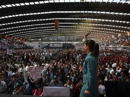 Claudia Sheinbaum saluda a integrantes de distintos sindicatos, el 6 de noviembre de 2023 en Ciudad de México.