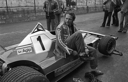 El piloto, antes de una sesión de entrenamiento en el circuito Brands Hatch de Kent (Inglaterra), en 1976.