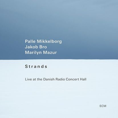 Portada del disco 'Strands - Live at the Danish Radio Concert Hall', de Palle Mikkelborg, Jakob Bro, Marilyn Mazur (ECM)