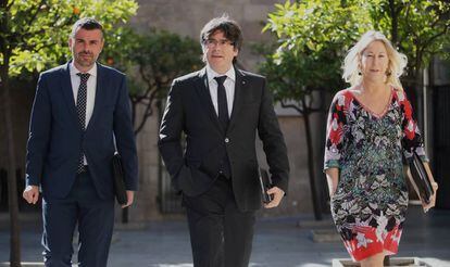 Santi Vila, Carles Puigdemont y Neus Munté hoy antes de la reunión del Gobierno catalán.