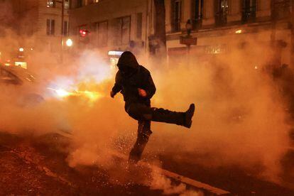 Un manifestante durante los choques con la policía en París, este jueves.