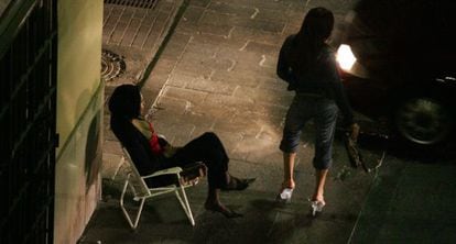 Dos mujeres prostitutas trabajan en la calle del centro de la ciudad de valencia, barrio del mercat, calle linterna. foto: santiago carreguí
