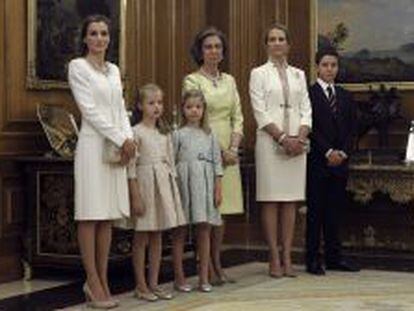 La Reina Letizia y sus hijas, la Princesa de Asturias Leonor y la infanta Sof&iacute;a, la Reina Sof&iacute;a y la Infanta Elena junto a su hijo mayor, Felipe Juan Froil&aacute;n.