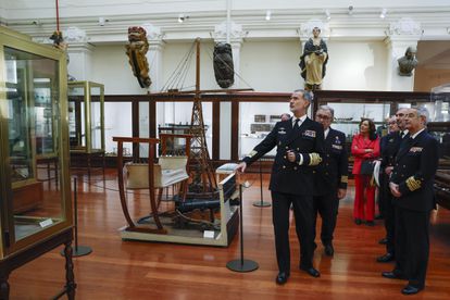 El rey Felipe VI asiste a la inauguración de la exposición "Jorge Juan, el legado de un marino científico" este viernes en el Museo Naval de Madrid.