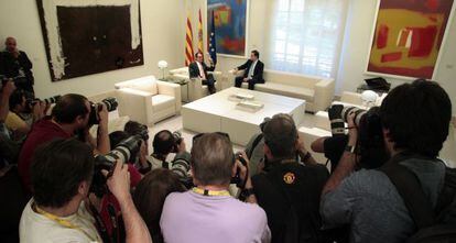 Mariano Rajoy y Artur Mas conversan en un sal&oacute;n de La Moncloa ante los fot&oacute;grafos.