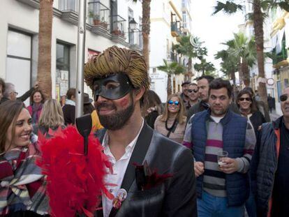 Vecinos y visitantes de Cádiz, durante el Carnaval, este fin de semana.
