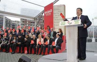 El candidato del PNV a la Alcaldía de Bilbao, Juan María Aburto, durante su intervención hoy en el acto de presentación de su candidatura.