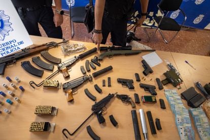 La Policía Nacional exhibe parte del arsenal intervenido en el verano de 2022 a un presunto narco de Chipiona (Cádiz), que escondía las armas en una vivienda prefabricada y bajo el suelo de la misma.