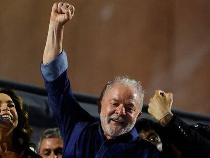 Lula Da Silva celebra el domingo por la noche la victoria en las elecciones brasileñas.