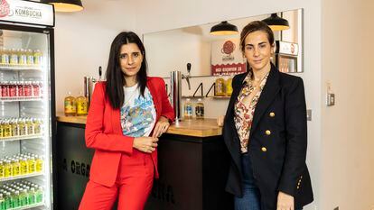 De izquierda a derecha, Beatriz Magro y Nuria Morales, fundadoras de Komvida, el 30 de noviembre de 2022 en Madrid.