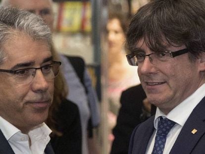 El president de la Generalitat, Carles Puigdemont, amb l'exconseller i exdiputat Francesc Homs.