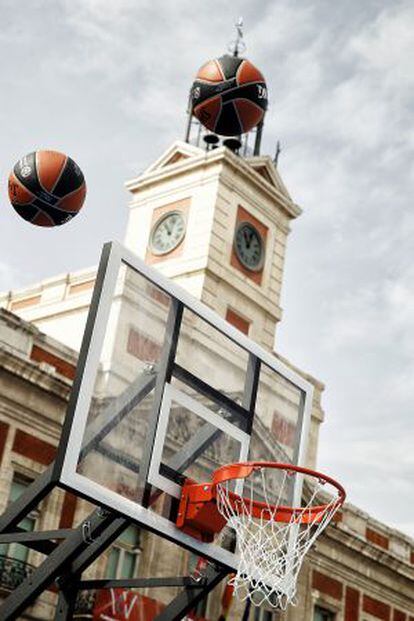 Una de las canastas instaladas ayer en la Puerta del Sol con motivo de la Final Four. 