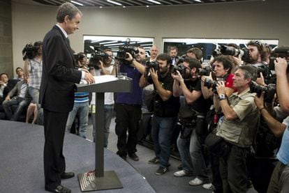 José Luis Rodríguez Zapatero, en La Moncloa, antes de comenzar la rueda de prensa en la que anunció la convocatoria electoral.