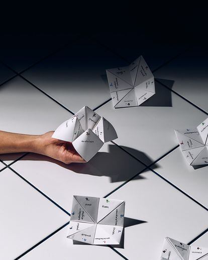 Se llama "The Curatorial Paper Fortune Teller" y es un comecocos de papel creado por la comisaria Libby Seller.