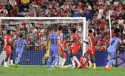 Alaba anota de falta directa para certificar la remontada del Real Madrid ante el Almería en la primera jornada de Liga.