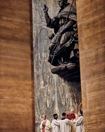 El prelado del Opus Dei, Fernando Ocáriz, oficiaba una misa por los 48 años de la muerte de Escrivá de Balaguer, en junio en la iglesia de San Eugenio, en Roma.