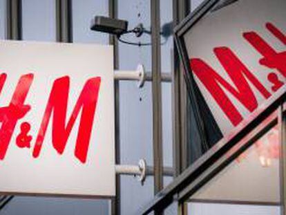 Logotipo de una tienda de la cadena de moda sueca Hennes and Mauritz (H&M).