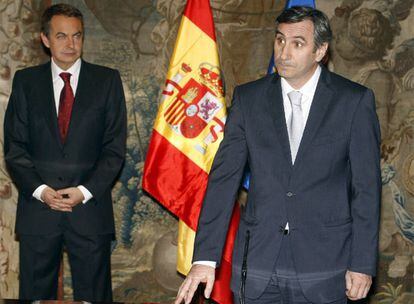 Javier Vallés, director de la Oficina Económica del Gobierno, en primer término, en su toma de posesión.